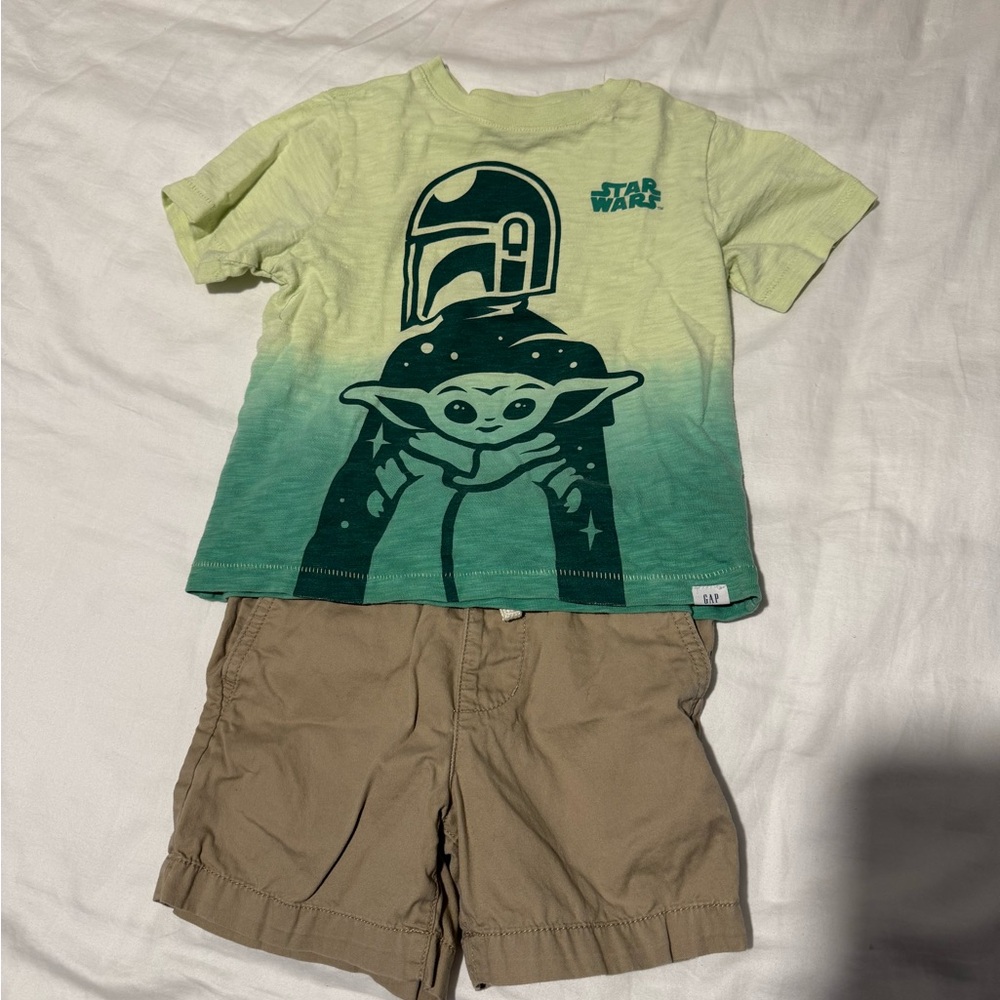 GAP Star Wars Light Green T-Shirt and tan shorts - Size 5